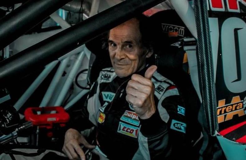PULGAR ARRIBA. Roberto Videle sentado en su Dodge en la previa a la final.