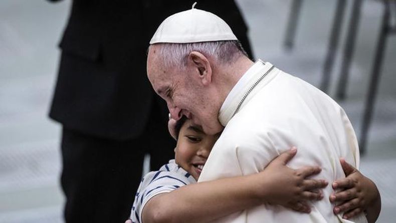 Su ternura abrazo a los más necesitados del mundo. (ABC.es).jpg