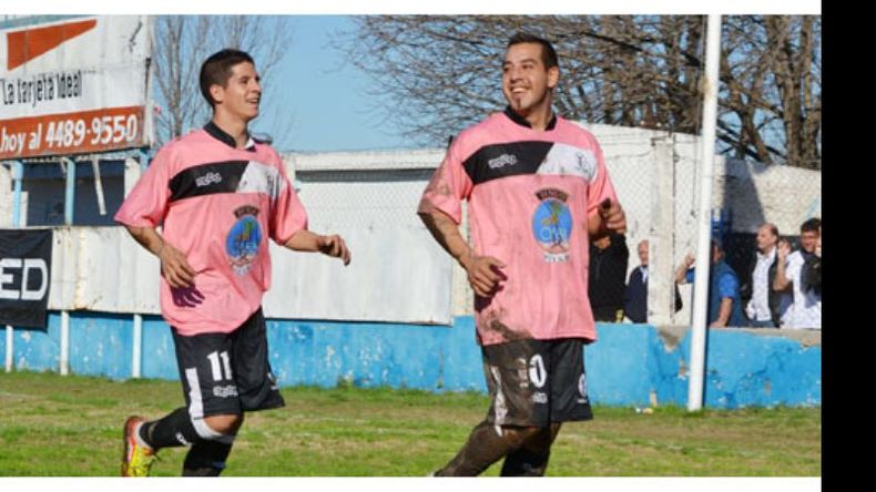 (FOTO: Heva.) Cachete Ruiz festeja a su manera el 1-0 parcial. Ramírez lo persigue para saludarlo.