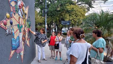 Caminata turística en #Pilar. Recorrimos los murales de la mosaiquista Silvia Kuhn, quien nos contó detalles de cada obra plasmada en nuestro distrito. Luego visitamos el #CascoHistórico y finalizamos el paseo en el Teatro Municipal Ángel Alonso. Pilar Turismo / @PilarTurismo.