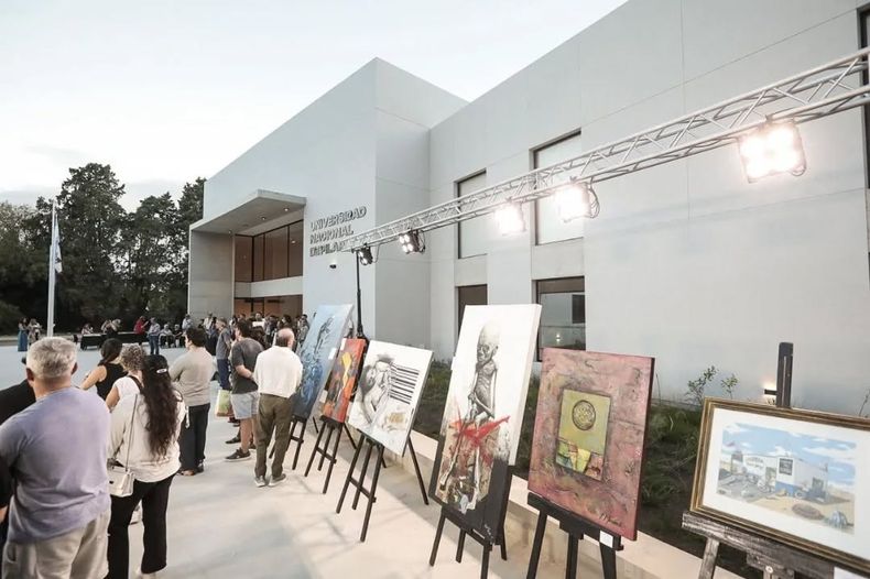 Muestra de artistas locales en la Universidad Nacional de Pilar.