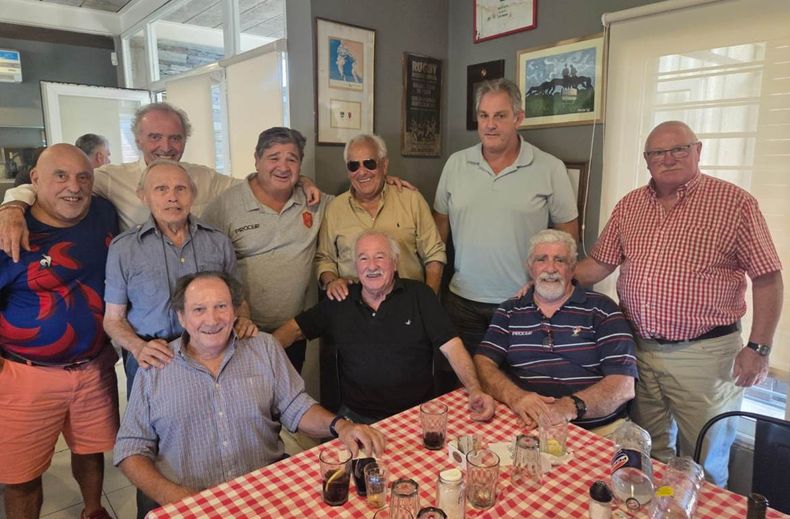 Mito Moyano centro remera negra luego del ltimo partido de Deportiva en Los Matreros celebrando su cumpleaosnbsp