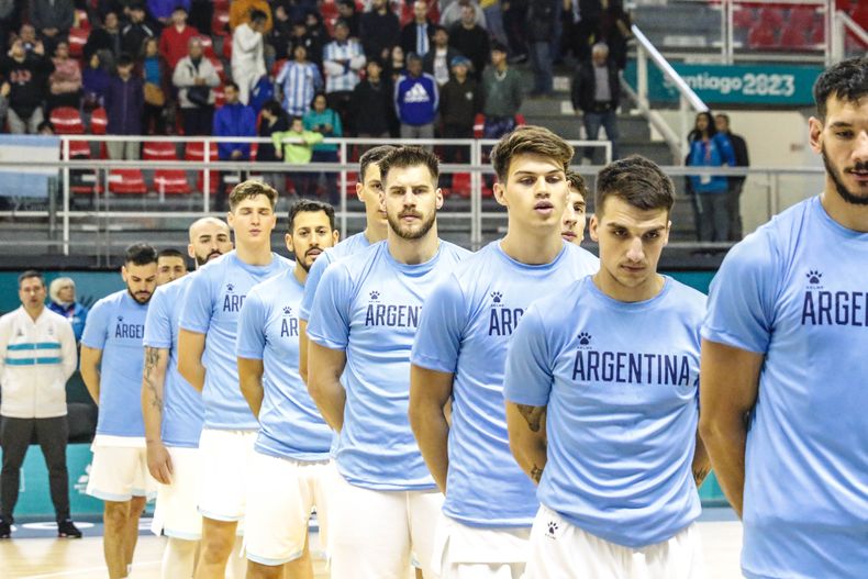FORMACIÓN. Giovannetti (3º en la fila) en la presentación previa al partido.