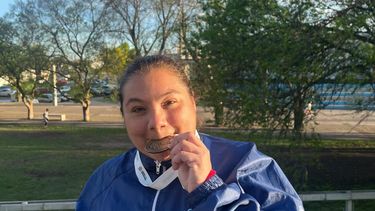 CAMPEONA. Patricia Aguirre muerde su medalla de oro que logró en 50 metros espalda.