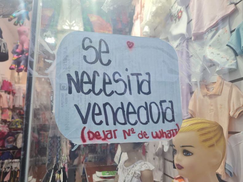 En la calle Rivadavia, al menos 8 negocios de indumentaria buscan empleada.