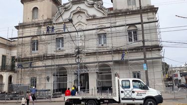 ANDAMIOS. Los trabajos comenzaron por la fachada del templo..