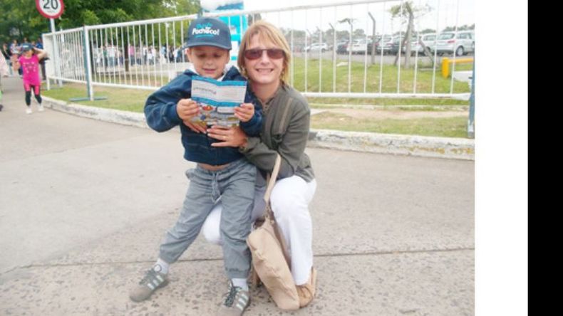 Gabriela junto a Joaquín. No fue fácil pero consiguieron otro colegio..