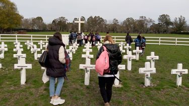 Acompañamos a estudiantes de la EP Nº38 de Del Viso en una visita guiada para conocer más sobre los sitios de interés de nuestra ciudad. Comenzamos el paseo por el imponente Cenotafio de Malvinas, luego recorrimos monumentos y edificios del casco histórico de Pilar. Pilar Turismo / @PilarTurismo.