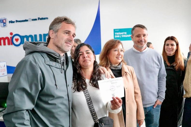 TRÁMITES MÁS CERCA. Achával y Laurent, junto a los vecinos, en la inauguración del Registro Civil de Manzanares.
