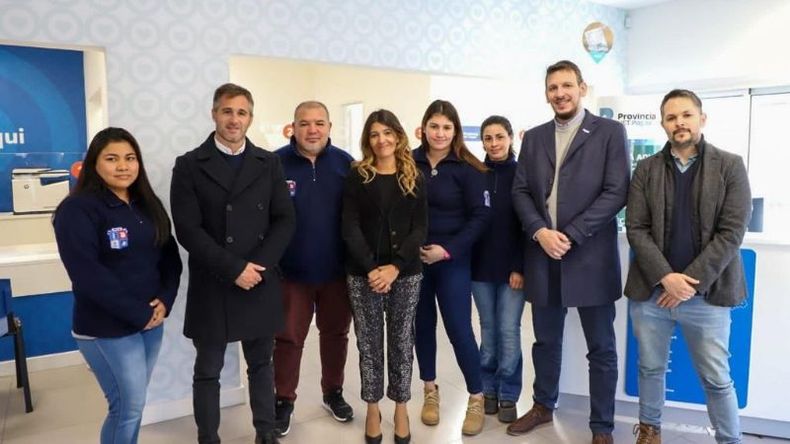INAUGURACIÓN. Achával junto a empleados, recibió a Cuattromo (2º de la der.). .