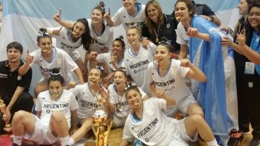 ORO. Luciana Riccotti (arriba, al centro) festeja el título con la Albiceleste..