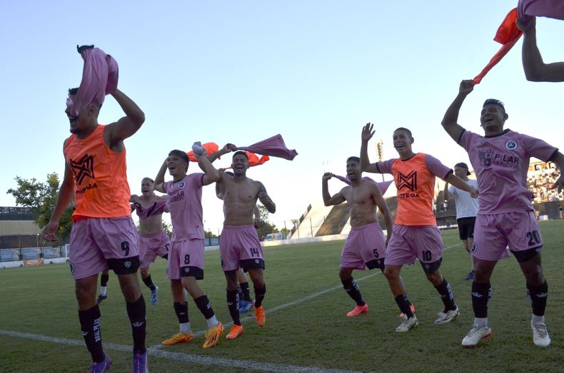 Real Pilar es puro festejo en la cima del Clausura de la Primera C.