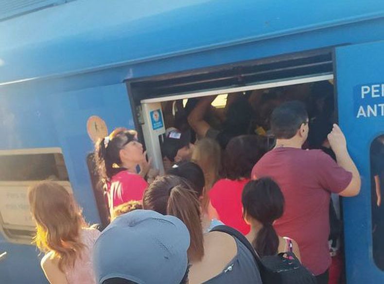 Apretaditos. Así viajamos los pasajeros del tren San Martín, todos los santos días. Imagínense qué agradable con estas altas temperaturas.