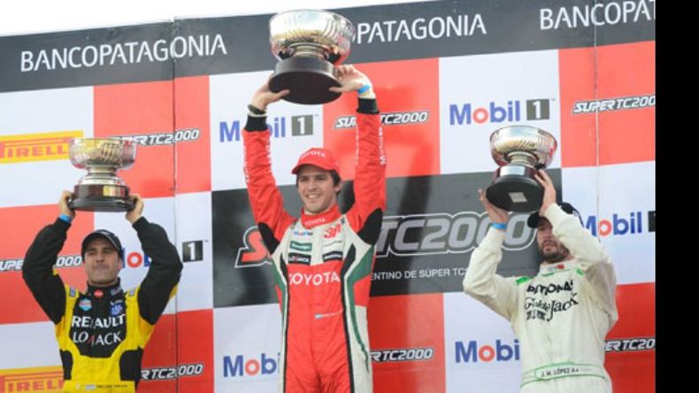 Matías Rossi celebra en lo más alto del podio junto a Spataro y López..