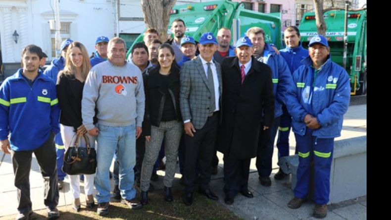 ACTO. Zúccaro, con empresarios y empleados tras presentar los nuevos camiones de Transur..
