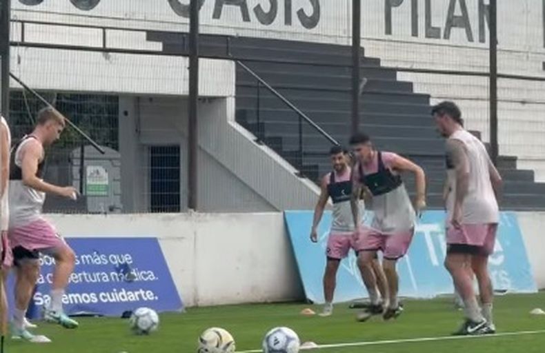 EL LOCO. Gelos toca la pelota ante Ríos, Vergara y González, en el último entrenamiento en el estadio.