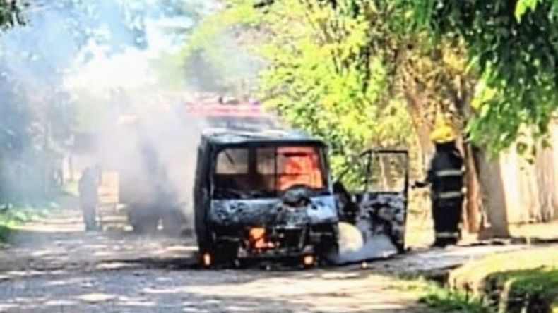 La camioneta incendiada sufrió destrucción total. Foto @juancaimpacto.