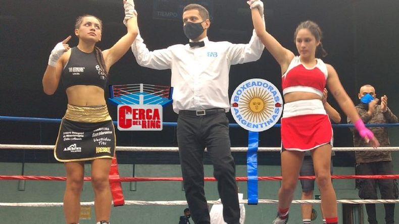 Celeste González (der.) y Quiquinte dividieron puntos en la división 49 kilos..