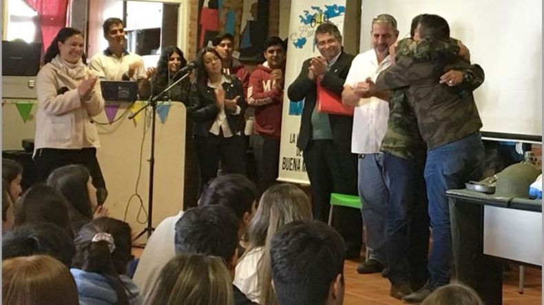ABRAZO. La emoción de los homenajeados durante el acto..