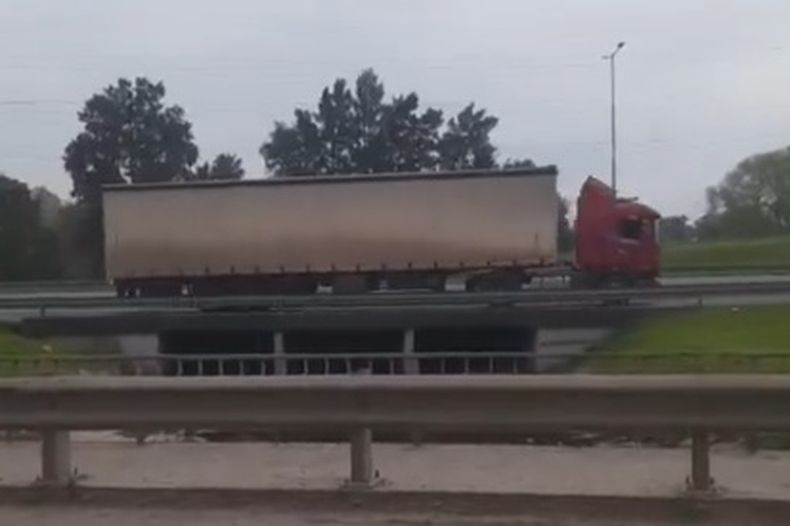 El camión haciendo marcha atrás en Panamericana.