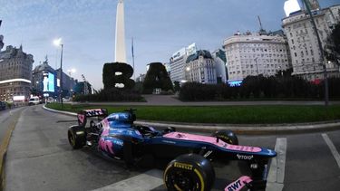 EXHIBICIÓN. El Lotus E20 que manejará Colapinto estuvo en el Obelisco. EXHIBICIÓN. El Lotus E20 que manejará Colapinto estuvo en el Obelisco.