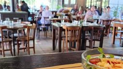 Tinto y Soda La Aldea se convirtió en un punto de encuentro distendido y con gastronomía de primer nivel, para familias y amigos. Tinto y Soda La Aldea se convirtió en un punto de encuentro distendido y con gastronomía de primer nivel, para familias y amigos.