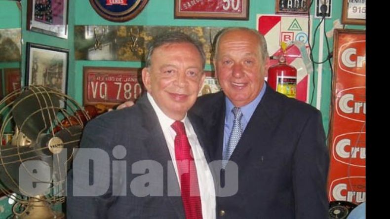 Armando y Zúccaro, rodeados de los recuerdos que colman la peluquería..