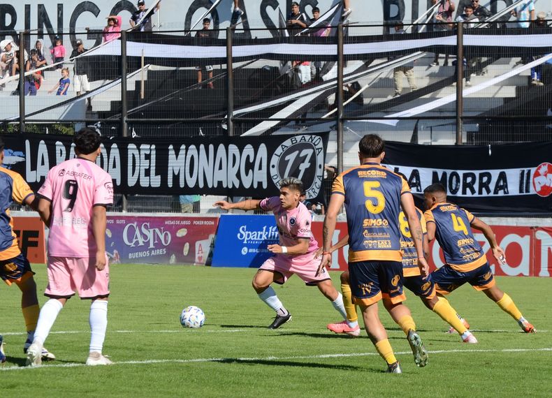 ESCOLTA. Real Pilar viene de superar 3-1 a Dock Sud y es escolta de la B con 26 puntos.