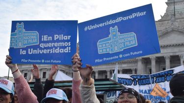 MOVILIZACIÓN. Como la semana pasada, cientos de pilarenses marcharon al Congreso.