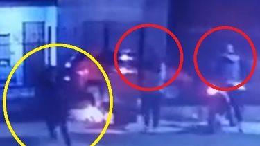 El policía (círculo amarillo) abordado por los dos motochorros (en rojo).