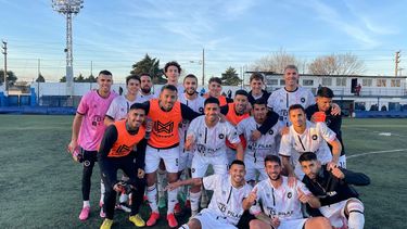 FESTEJO FINAL. Real Pilar le sacó rédito al césped sintético y construyó su máxima goleada de visitante.