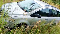 El auto fue hallado entre unos pastizales, en un predio cercano al lugar donde fue radicada la denuncia. El auto fue hallado entre unos pastizales, en un predio cercano al lugar donde fue radicada la denuncia.