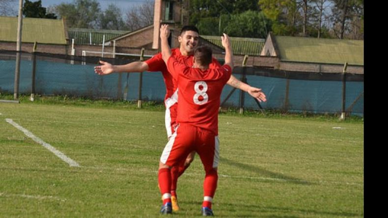 POR DOS. Lastra festeja con Biscaldi. El Rojo sigue firme en la cima del torneo..