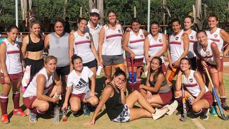 ESTRENO. El primer equipo femenino de Cerro Pilar dirigido por Tomás Argento..