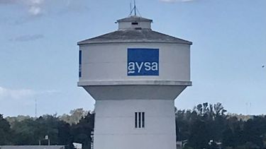 Monumento a la indiferencia y la ineptitud. @AySA_Oficial deja sin suministro a miles en medio de 1 pandemia y ola de calor. Teléfono de reclamos: “hay cortes en Florencio Varela”. Ni geografía aprobaron. Bel Adams / @Bel_Adams..