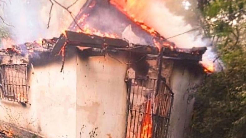 El fuego destruyó buena parte de la vivienda de la mujer. Foto @juancaimpacto.