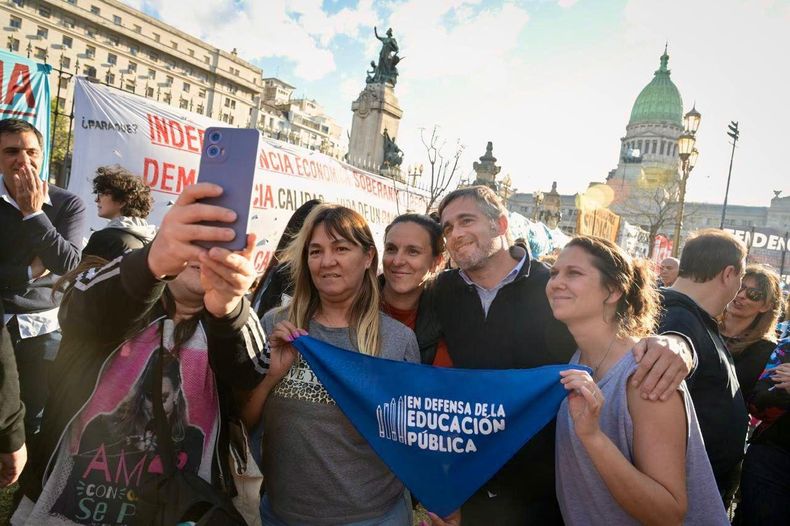 MARCHA. Achával participó de la movilización a favor del financiamiento universitario.