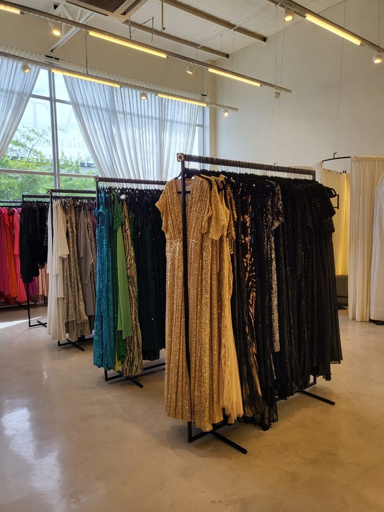 Donatella cuenta con más de 10 mil vestidos en stock. &nbsp;