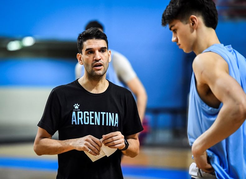 Lucas Giovannetti escuchando las indicaciones del entrenador Herman Mandole.