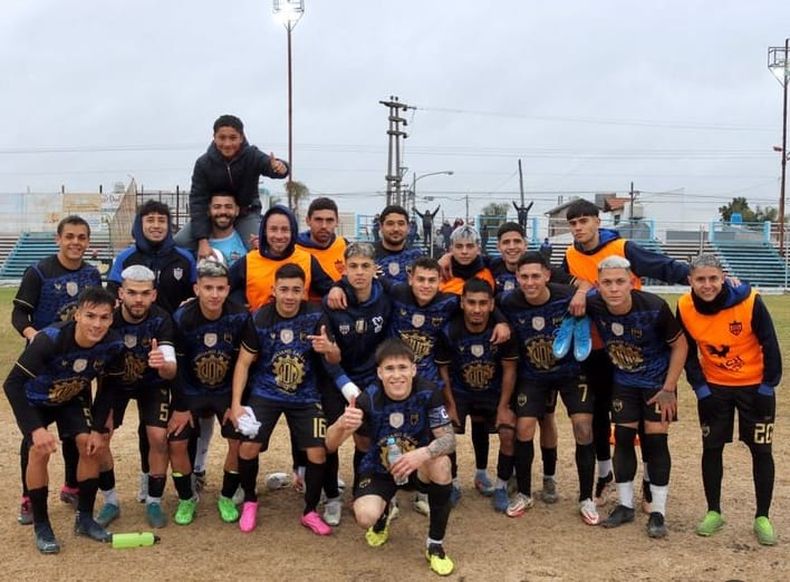 PURA FELICIDAD. Los jugadores de Metalúrgico festejan el gran triunfo en Zárate.