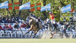 ATAQUE. Adolfo Cambiaso se escapa de Agustín Merlos..