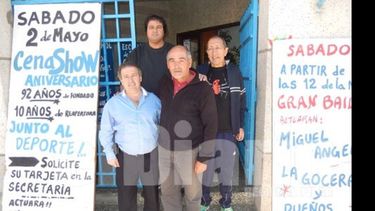 ORGULLO. Roque Longo y parte de la comisión de Peñarol..