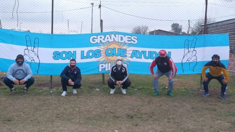 FÚTBOL SOLIDARIO. Las peñas cocinaron y repartieron platos de comida en Derqui..