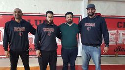 FIRMAS FEDERALES. Acosta y Peralta junto al entrenador Sánchez y el presidente del Club..