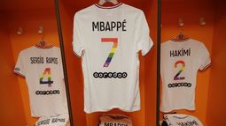 El Paris Saint-Germain luce nuevas camisetas en apoyo a la comunidad LGBTQ+ y se presume un escándalo con uno de sus jugadores