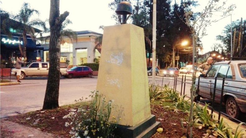 El monolito, sin placa..