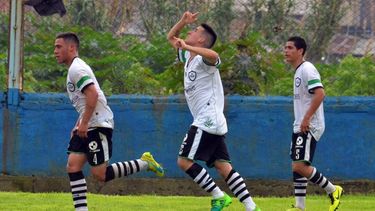 AL CIELO. Leonel Rodríguez festeja su gol, el primero en la historia de Real Pilar..