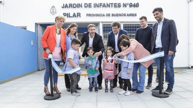 BAJITOS. Los chicos cortaron las cintas con ayuda de docentes y funcionarios. .