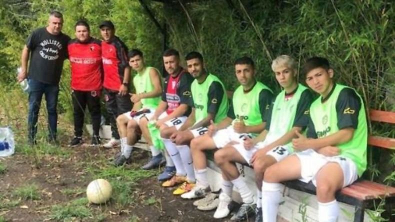 BANCO. Quintana (izq.) junto a cuerpo técnico y los suplentes de Villa Rosa..