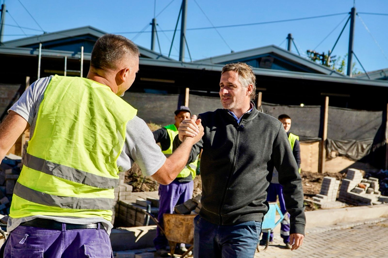 Federico Achaacuteval recorrioacute las obras y dialogoacute con vecinos y trabajadoresnbsp